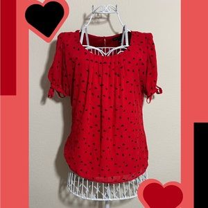 smaIl sara michelle red and black heart shirt
